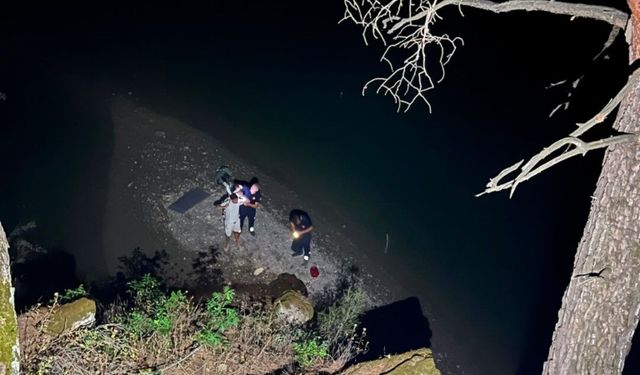 Adana’da Göksu Çayı’nda Panik! Şişme Botla Gelen 2 Kişi Mahsur Kaldı
