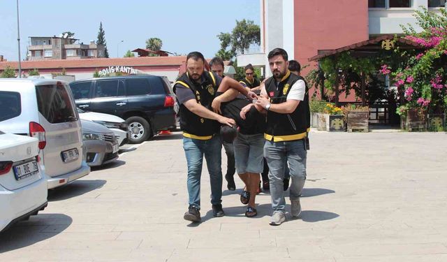 Adana'da Mezarlıkta Akılalmaz Hırsızlık!