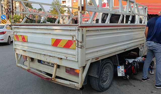 Adana'da Korkutan Kaza! Motosiklet Pikabın Altına Girdi