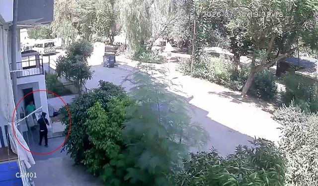 Adana'da Akılalmaz Hırsızlık! Dev Buzdolabını Mopede Yükleyip Götürdüler