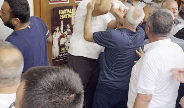 Adana Büyükşehir Belediyesi Önünde Gergin Anlar! Servisçiler İle Güvenlik Karşı Karşıya Geldi