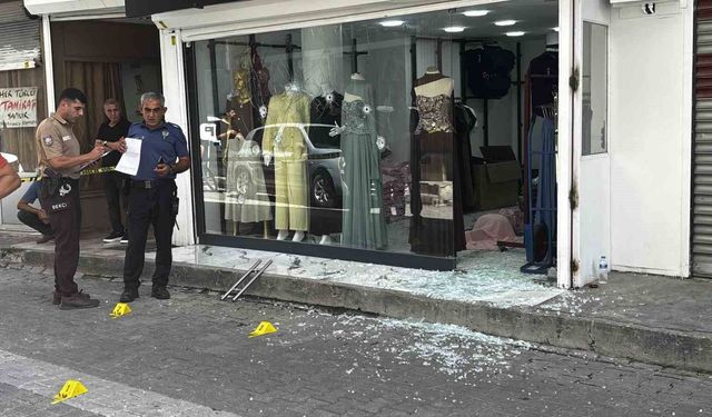 Adana’da Sokak Ortasında Silahlı Saldırı: İş Yerinin Camına 9 Kurşun