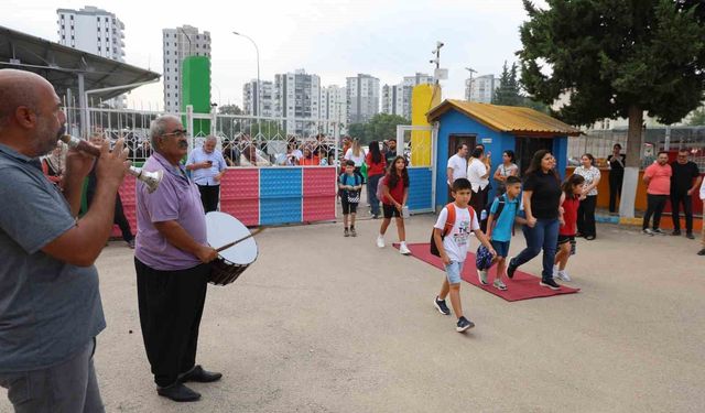 Kozan’da Miniklere Davul Zurnalı Karşılama!