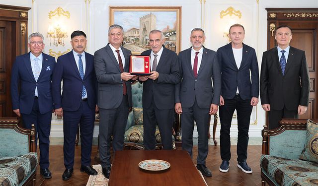 Vali Yavuz’dan İki İsme Önemli Takdir: Altın Madalya Ve Berat Belgesi Verildi