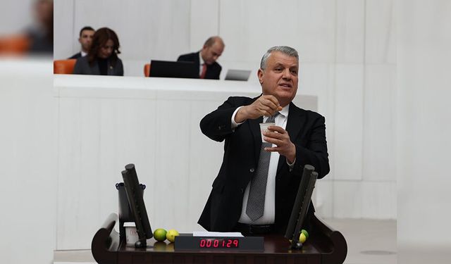 Ayhan Barut Meclis Kürsüsüne Limonla Çıktı: “Çiftçiyi Limon Gibi Sıktılar”