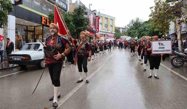 Kozan’da Yağmur Altında Renkli Görüntüler: Seğmenler Alkış Topladı