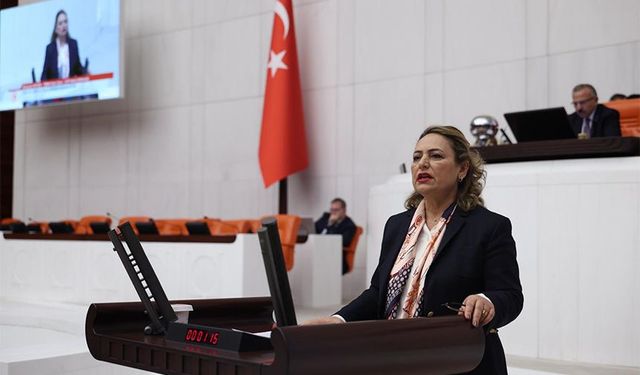 Müzeyyen Şevkin’den Kızılay’a Sert Tepki: “Vatandaş Çadır Beklerken Kızılay Çadır Sattı”