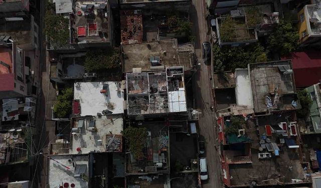 Adana’da Şiddetli Rüzgar Çatıyı Söküp Attı: Aile Ölümden Döndü