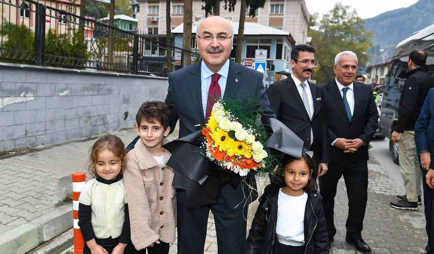 Adana Valisi Köşger, Çiçeklerle Karşılandı