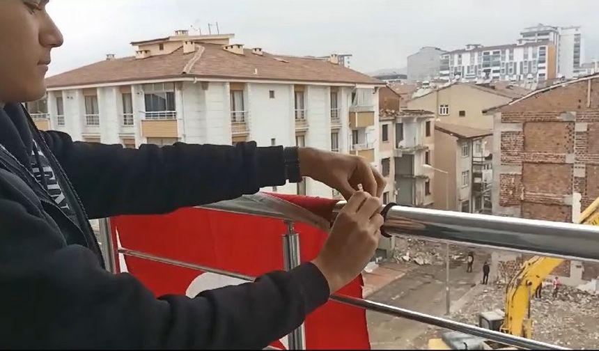 Yerdeki Türk Bayrağını Önce Kaldırıp Öptü Sonra Balkona Astı
