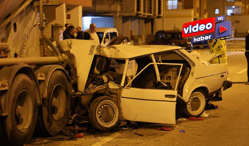 Tıra Arkadan Çarpan Otomobil Kağıt Gibi Ezildi!