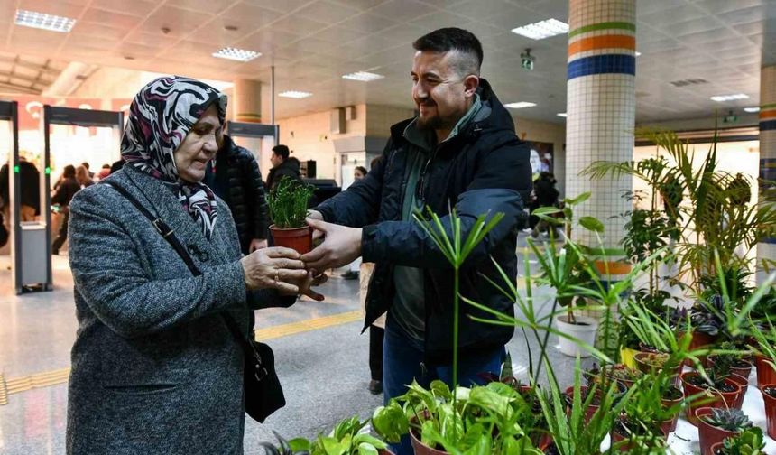 Ankara Metro İstasyonunu Çiçek Kokuları Sardı
