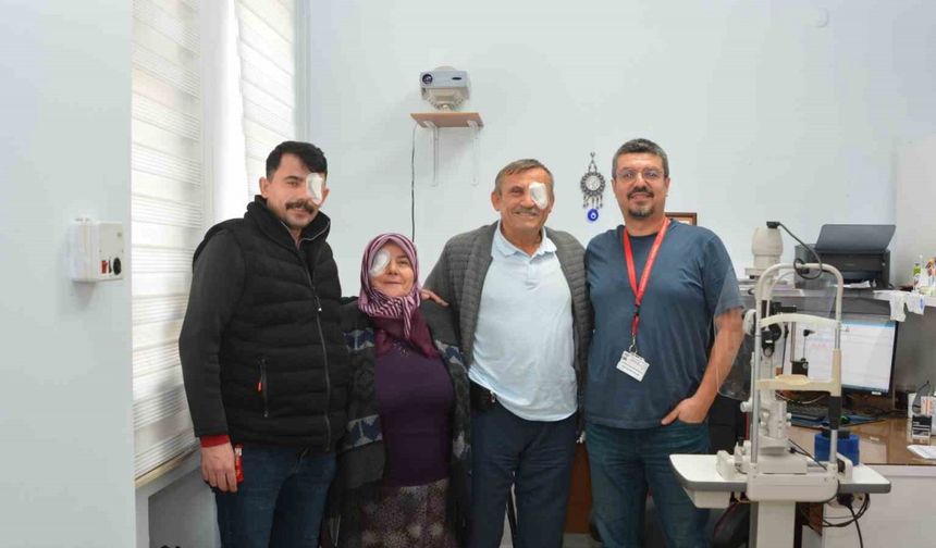 Doktordan Anne, Baba Ve Oğluna Katarak Ameliyatı