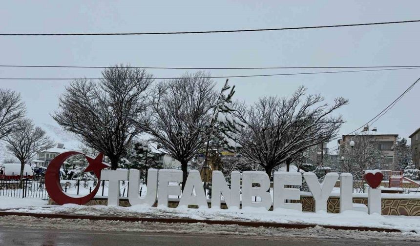 Adana’nın Tufanbeyli İlçesinde Kar Etkili Oldu