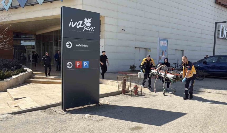 AVM’de Yüksekten Düşen Genç Yaralandı