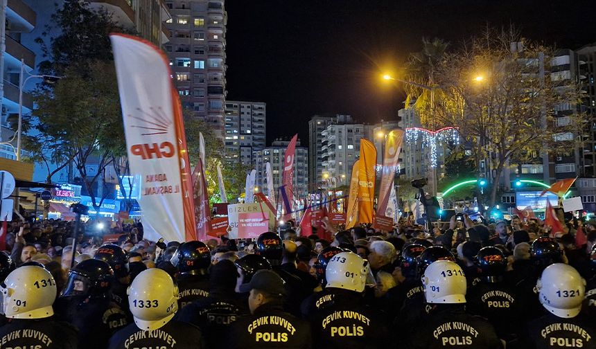 Adana’da Vatandaşlar Ekrem İmamoğlu İçin Sokağa Çıktı