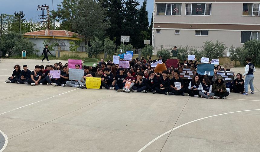 Adana’da Lise Öğrencilerinden Oturma Eylemi