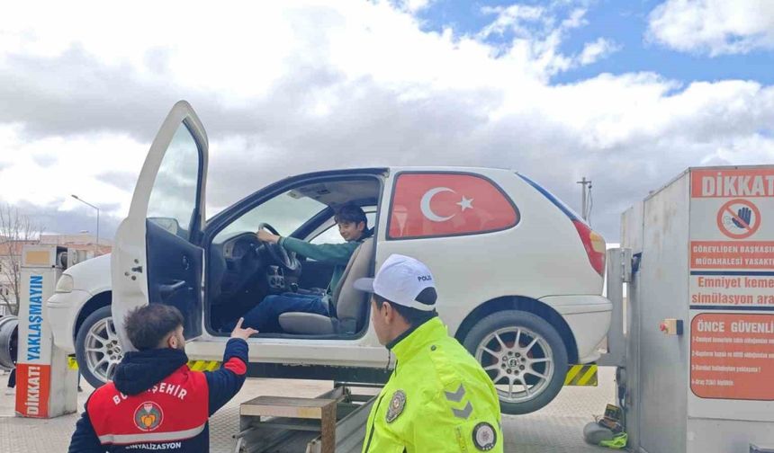 Öğrencilere Simülasyonla Emniyet Kemeri Farkındalığı