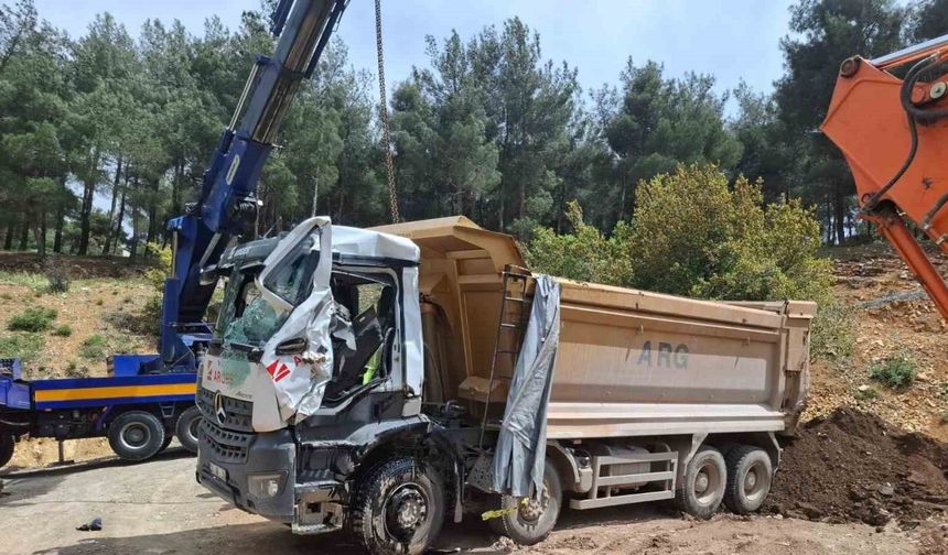Devrilen Kamyonun Sürücüsü Hayatını Kaybetti