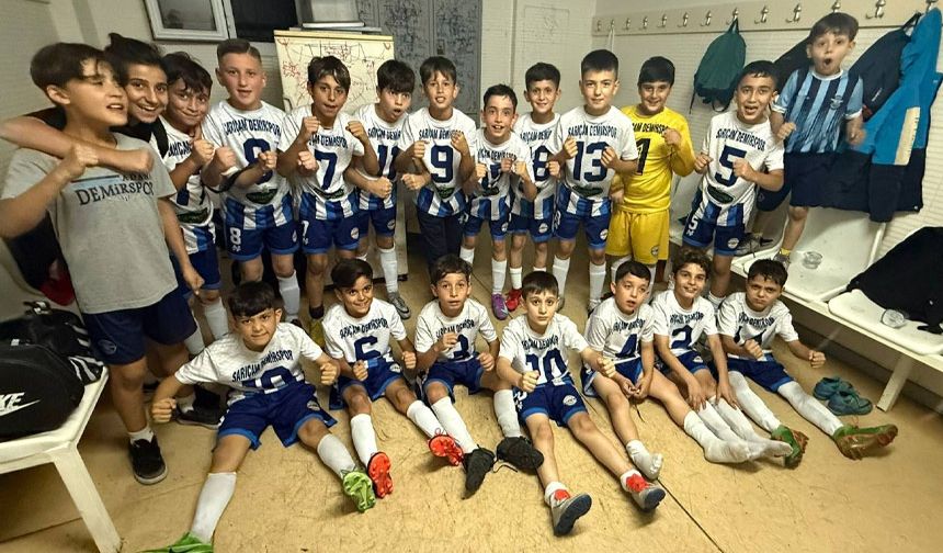 Sarıçam Demirspor U-11 Takımı Galibiyet Sevinci Yaşıyor