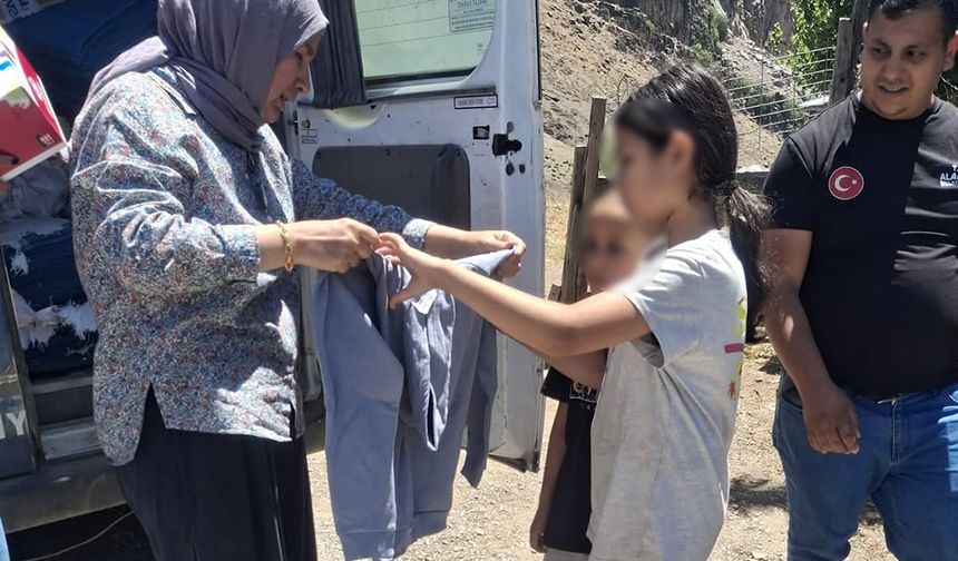 “Aladağ’da Kimse Yalnız Değil”: İhtiyaç Sahibi Çocuklara Kıyafet Sürprizi