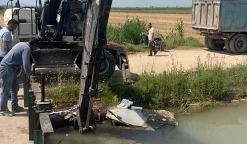 Yüreğir’de Kurban Atıkları Sulama Kanalından Temizlendi