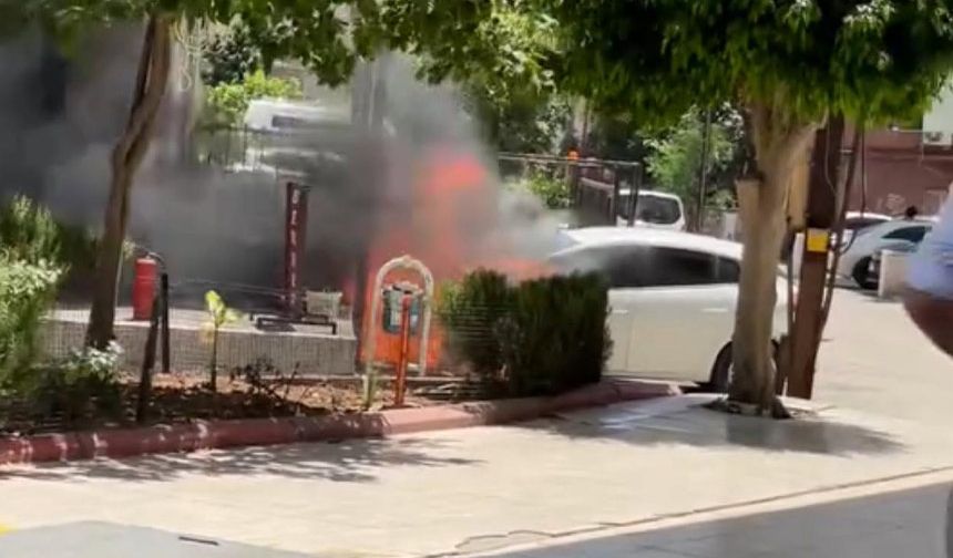 Seyhan’da Park Halindeki Araçta Yangın Çıktı