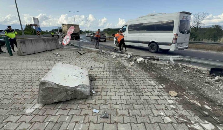 Tır Karayolları Binasını Teğet Geçti