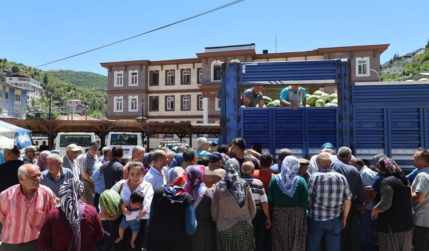 Adana Sıcağında Serin Destek! 20 Ton Karpuz Vatandaşa Ücretsiz Dağıtıldı