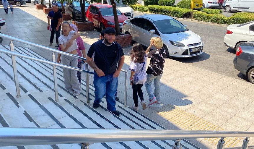 Bıçaklı Saldırgan Adliyeye Sevk Edildi, Kardeşi Gazetecilere Böyle Saldırdı!