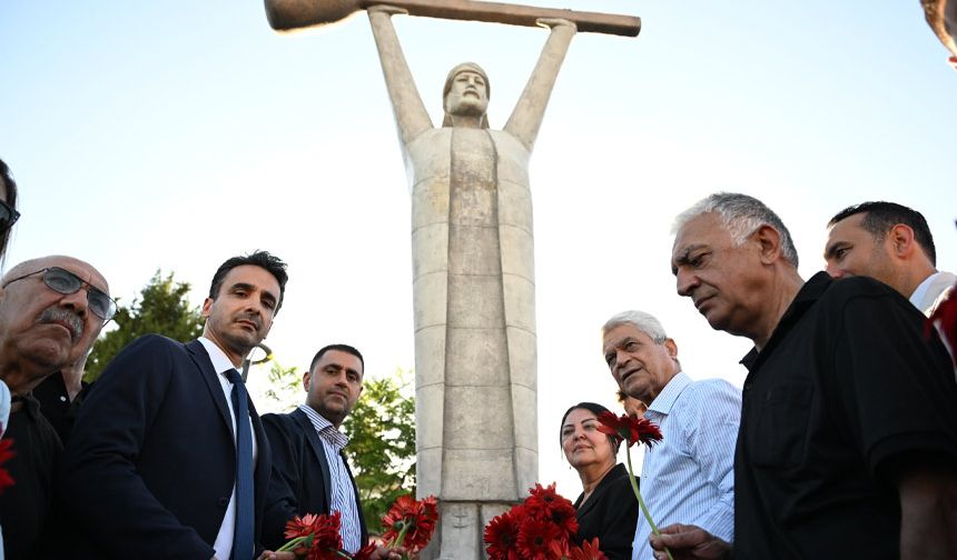 Mumlar Yakıldı, Karanfiller Susmadı: Madımak’ta Yakılan Canlar Çukurova’da Anıldı