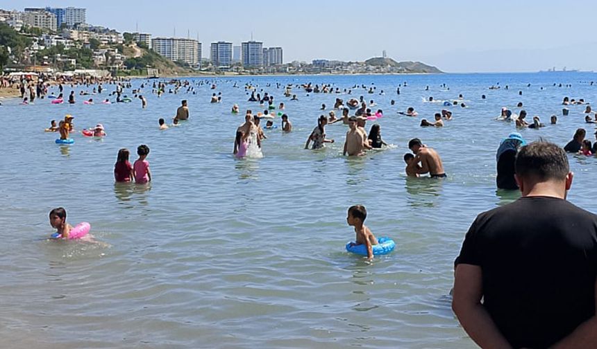 Sıcaktan Kaçan Adanalılar Denize Koştu: Yumurtalık Doldu Taştı