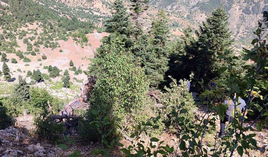 Adana’da Ölüm Yolculuğu: Bayraklı Tepe’de Otomobil Uçuruma Yuvarlandı