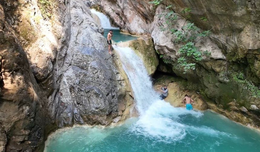 Vatandaşlar Akın Etti! Burada Sıcaktan Kaçış Noktası Sarısu Şelalesi Oldu