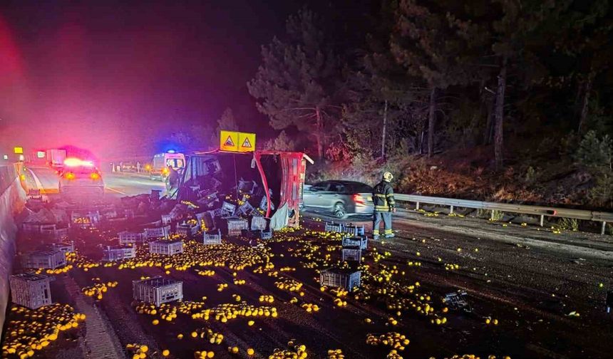 4 Araç Birbirine Girdi: Akçatekir’de Limonlar Yola Saçıldı