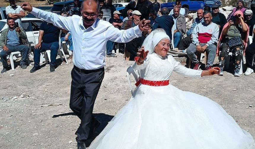 4 Çocuk ve 9 Torunla Gelinlik Heyecanı: 40 Yıl Beklediler, Sonunda Düğün Yaptılar