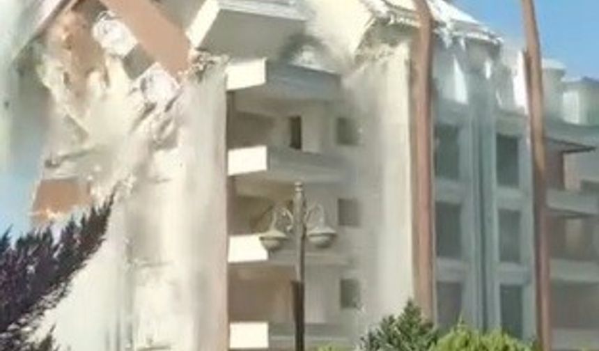 9 Katlı Bina İş Makinesiyle Kontrollü Olarak Yıkıldı