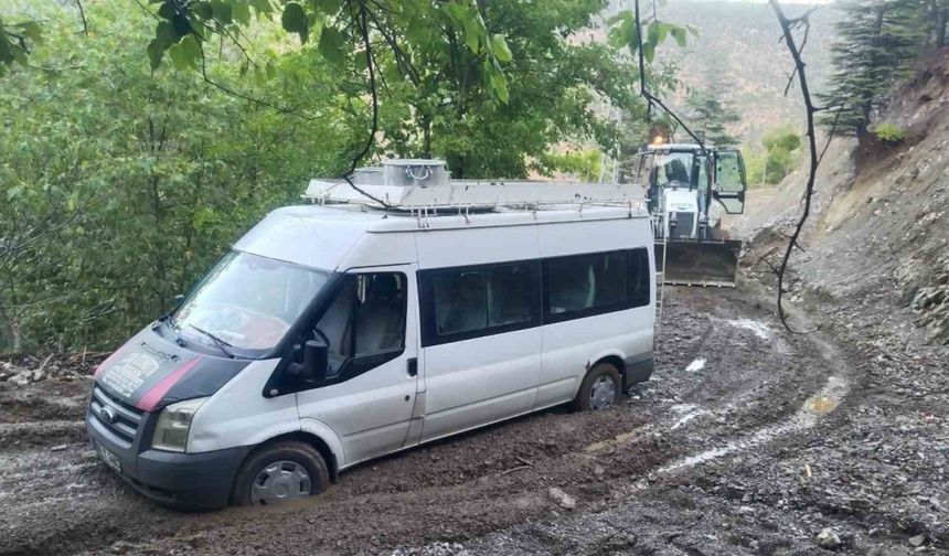 Adana Feke’de Sağanak Yağış Hayatı Felç Etti, Yollar Tekrar Ulaşıma Açıldı