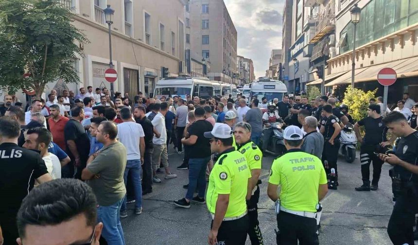 Adana’nın O Caddesi 3 Saat Boyunca Kilitlendi