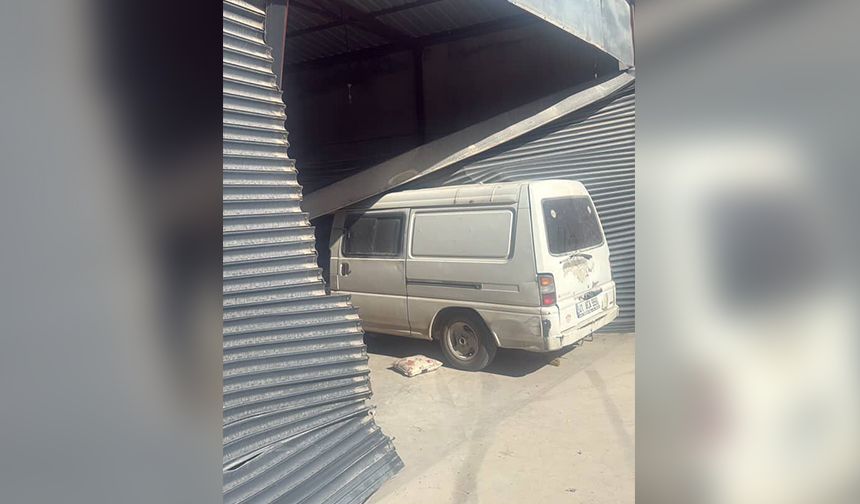 Direksiyon Hakimiyeti Kayboldu: Yüreğir’de Panelvan İş Yerine Daldı