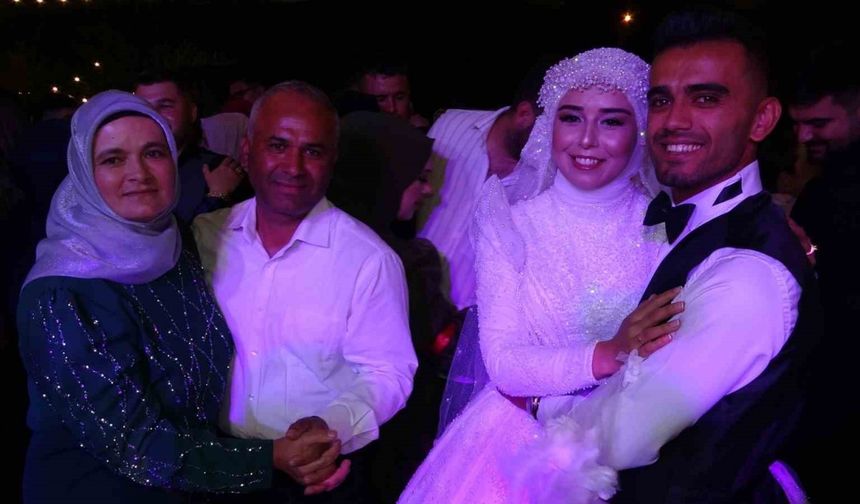 Evleri Yanan Çiftin Düğün Hayali Esnafın Desteğiyle Gerçek Oldu