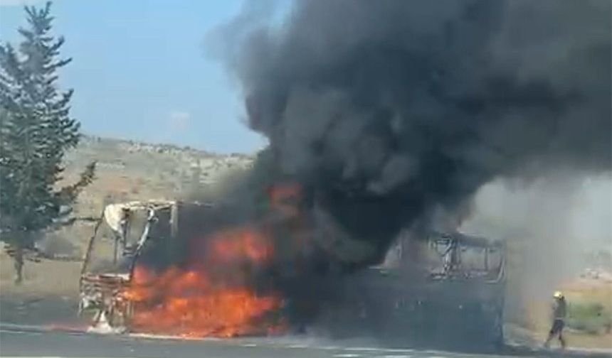 Adana İstikametinde Otobüs Yangını! Şoförün Hızlı Müdahalesi Faciayı Önledi