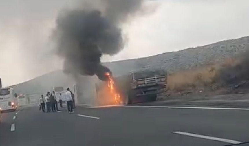 Pozantı-Adana Yolunda Karpuz Yüklü TIR Alev Aldı!