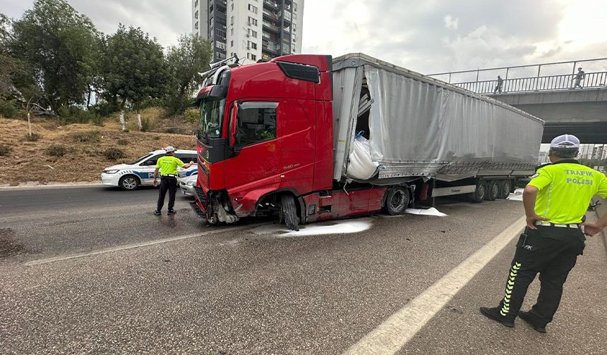 Adana Otoyolunda Feci Kaza: TIR Tankere Çarptı, Trafik Kilitlendi!