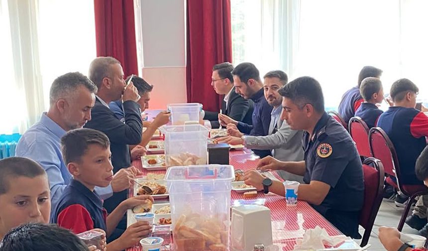 Tufanbeyli’de Öğrencilerle Kaymakam Arasında Sıcak Sohbet