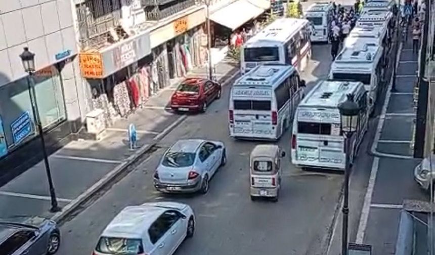 Adana’da Dolmuş Krizi! Şoförler Kontak Kapattı, Trafik Kilitlendi