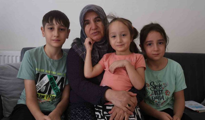 Vefakâr Anneanne, Enkazdan Kurtulan Torunlarını Hayata Bağladı