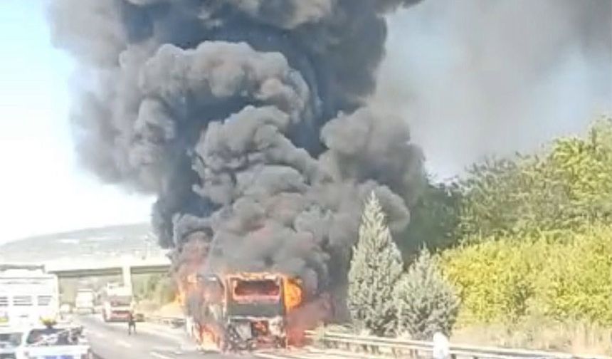 Adana’da Şok Görüntüler: Seyir Halindeki Otobüs Bir Anda Yandı