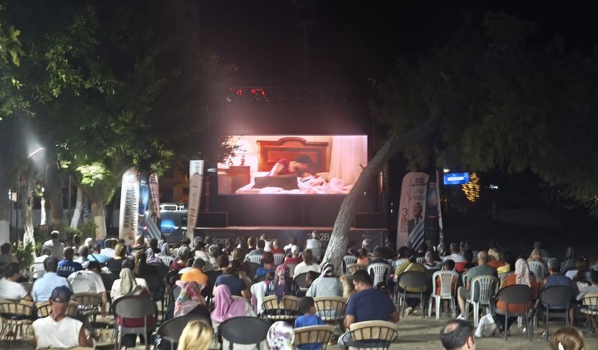 Demet Akbağ ve Nihal Yalçın Kahkahalarıyla Yumurtalık’ı Büyüledi