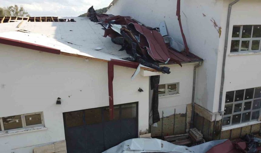 Adana Kozan’da Hortum Felaketi: Lisenin Çatısı Uçtu, Öğrenciler Şaşkın!